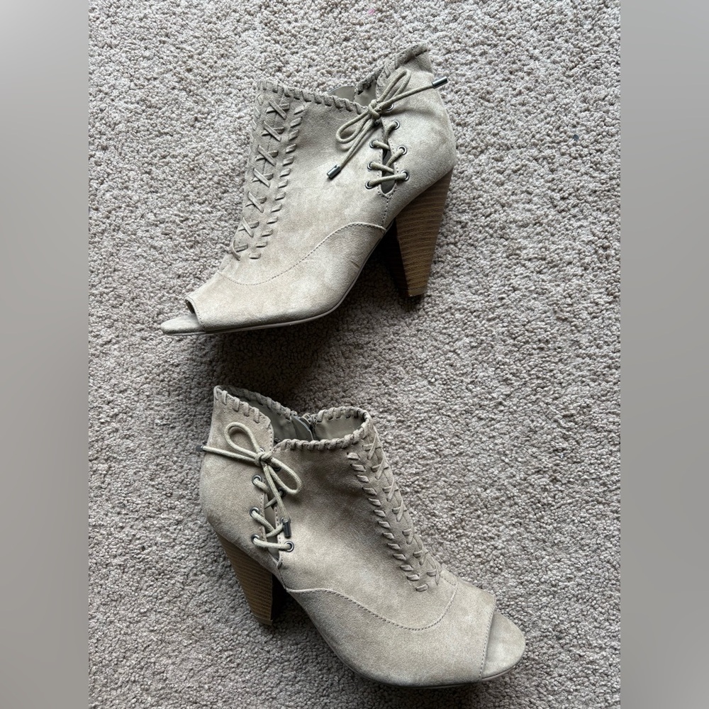 Womens Indigo Rd. Finn Peep-Toe Ankle Booties, Medium Natural. Size 8.5.